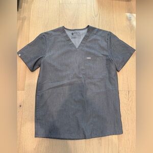 Figs Men’s Chisec Three Pocket Top in Graphite
